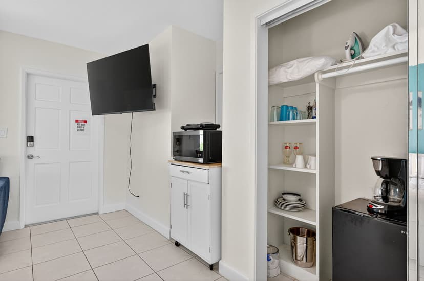 Luxury Hotel Room 6 - Dolphin Isles Suites Fort Lauderdale